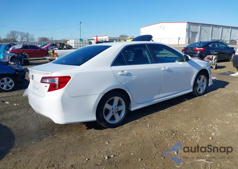 2014 Toyota Camry Se z USA, uszkodzony, nr VIN 4T1BF1FK2EU441470